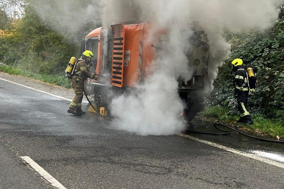 Feuerwehr Bergheim löscht brennende Kehrmaschine auf der B477