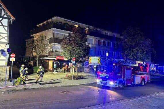 Nachtseinsatz der Feuerwehr Herdecke: Gebäudebrand in der Hauptstraße, Rauch aus Lichtschacht, Keller gelöscht.
