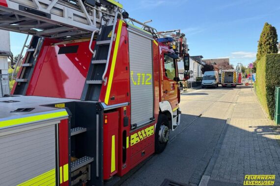 Feuerwehr und Rettungsdienst sichern eine Baustelle in Leverkusen-Rheindorf-Süd nach Sturz in Baugrube.
