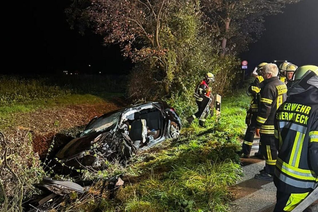 Feuerwehr befreit eingeschlossene Person aus Unfallwagen an der B58 bei Schermbeck