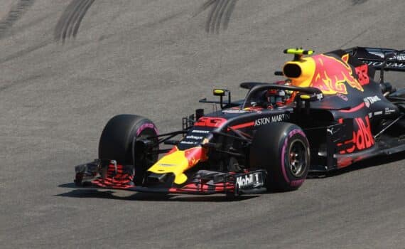 Max Verstappens Red-Bull-Formel-1-Rennauto auf dem Marina Bay Circuit, Sieger in Singapur (Nacht-Rennen).