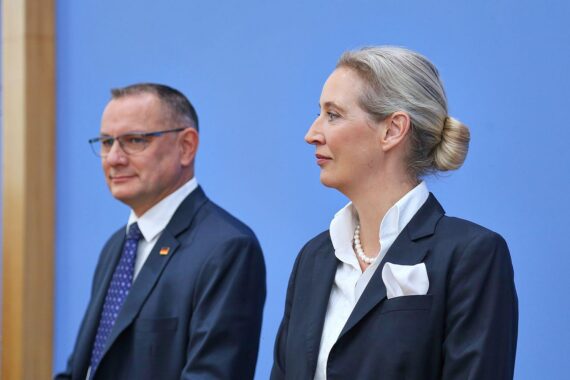 Tino Chrupalla und Alice Weidel im Archivfoto: AfD-Politiker, politische Umfragewerte und Regierungskritik thematisiert.