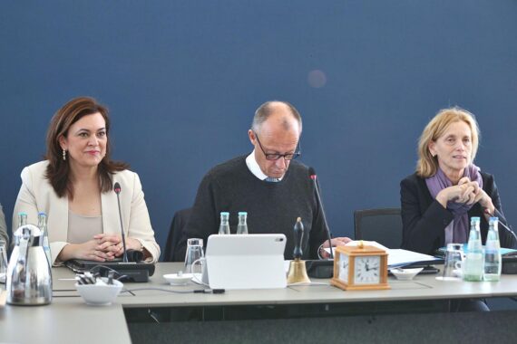 Franziska Hoppermann, Friedrich Merz und Karin Prien stehen nebeneinander: CDU/CSU-Wählergunst sinkt unter 20%.