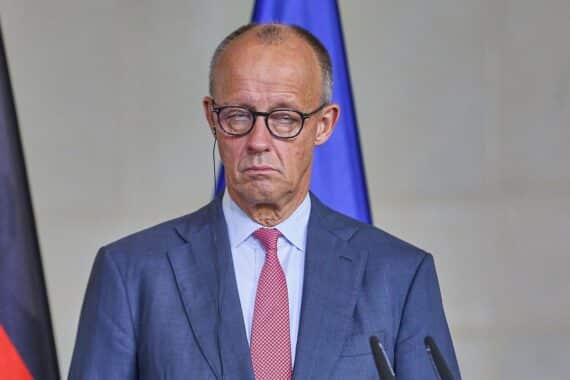 Friedrich Merz vor politischem Hintergrund, im Fokus einer Sonntagsfrage zur Union, AfD und Zufriedenheit.