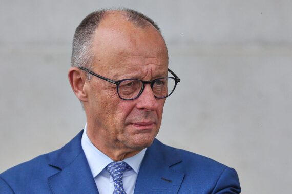 Friedrich Merz vor einem Diagramm mit aktuellen Umfragewerten: AfD vor Union, Grüne verlieren leicht.