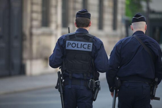 Französische Polizisten im Einsatz in Paris (Archivfoto), Ausgangssperren nach Ausschreitungen.
