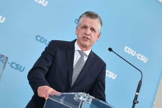 Thorsten Frei im Porträt als Symbolbild zur Debatte über die nächste Bundespräsidentin.