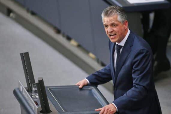 Thorsten Frei (CDU) im Archiv, Bundestag—Verteidigt Verbrauchssteuern im Rentenpaket.