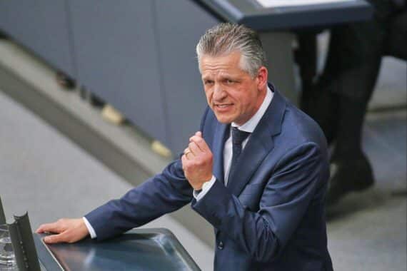 Thorsten Frei spricht in Berlin: fordert Abschaffung des Acht-Stunden-Tages und kritisiert Plastiksteuer und Steuerreform.