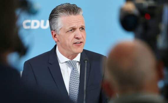 Thorsten Frei im Porträt als Befürworter einer Frau für das Amt der Bundespräsidentin.