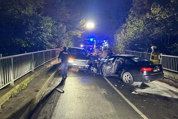 Unfallstelle auf dem Kornelimünsterweg in Aachen: Frontalzusammenstoß, mehrere Verletzte, Polizeiabsperrung (Archivfoto).