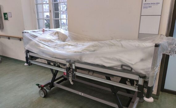 Krankenbett im Krankenhaus (Archiv), als Symbol für Diskussion um Krankenkassen-Reform.
