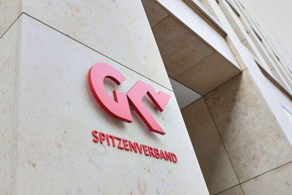 GKV-Spitzenverband begrüßt Bundestagsprüfung vorgeburtlicher molekulargenetischer Tests; pränatale Diagnostik im Fokus.