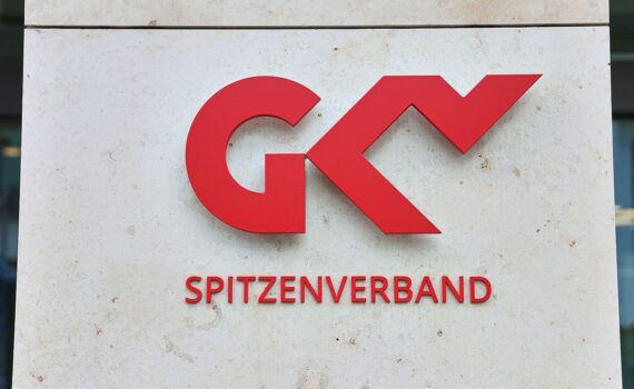 GKV-Spitzenverband in Berlin: Oliver Blatt spricht über Klage wegen Gesundheitskosten für Grundsicherungsempfänger.