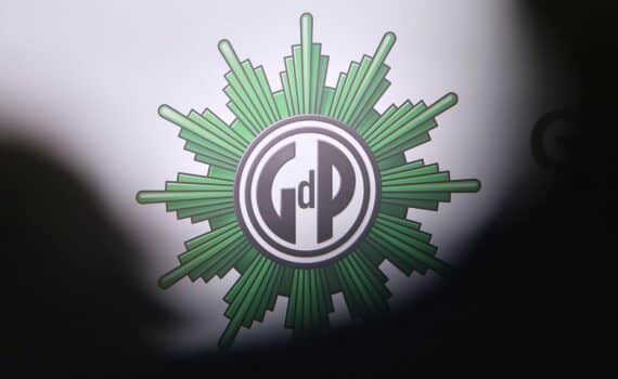Das Logo der Gewerkschaft der Polizei (GdP) als Symbolbild für Warnungen vor gewaltsamen Protesten.