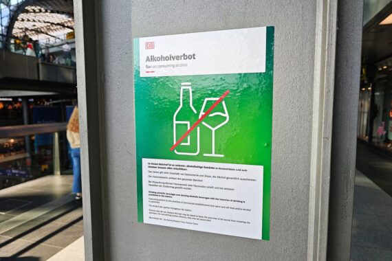 Bahnhofs-Schild: Alkoholverbot, GdP fordert strengere Regeln gegen Alkohol- und Drogeneinfluss.
