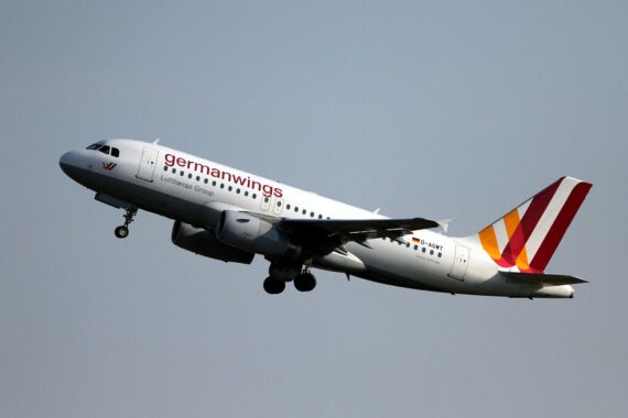 Germanwings-Flugzeug (Archiv) über den französischen Alpen, symbolisch für den Absturz 2015 und Hinterbliebene.