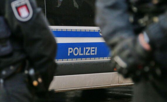 Polizei vor Ort in Bremen: Einsatzkräfte nach gewalttätigen Ausschreitungen am Sielwall, Pyrotechnik, Steine, Flaschen.
