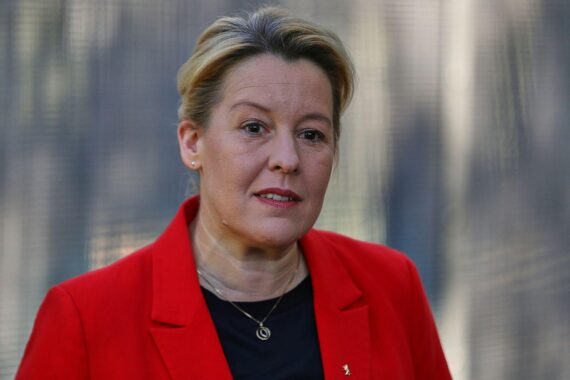 Franziska Giffey fordert SPD-Mitgliedervotum für rot-rot-grünes Bündnis; Kritik an Linken und organisierter Kriminalität.