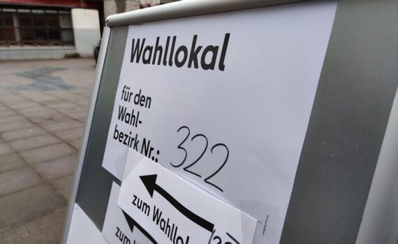 Franziska Giffey kritisiert Ausweitung des Wahlrechts; Berliner Wahllokal, Abstimmung und Demokratie im Bild.