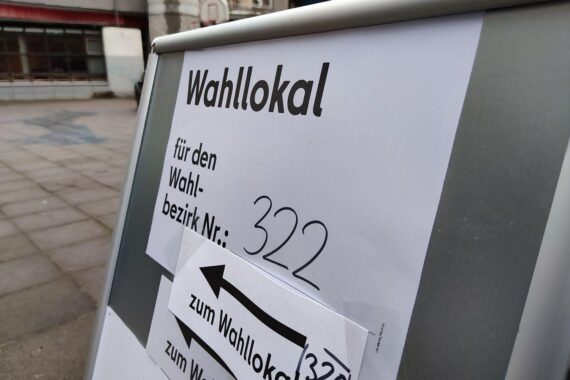 Franziska Giffey kritisiert Ausweitung des Wahlrechts; Berliner Wahllokal, Abstimmung und Demokratie im Bild.
