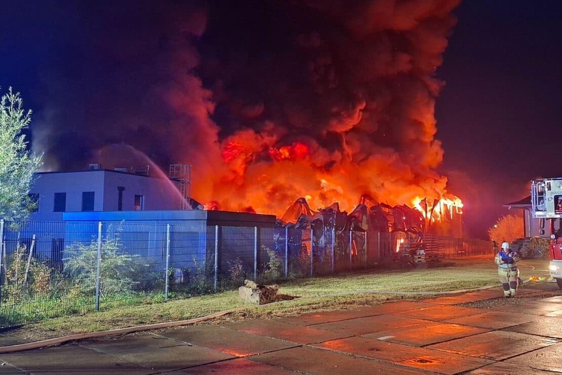 Großbrand im Helmstedter Industriegebiet Neue Breite zerstört Industriehalle