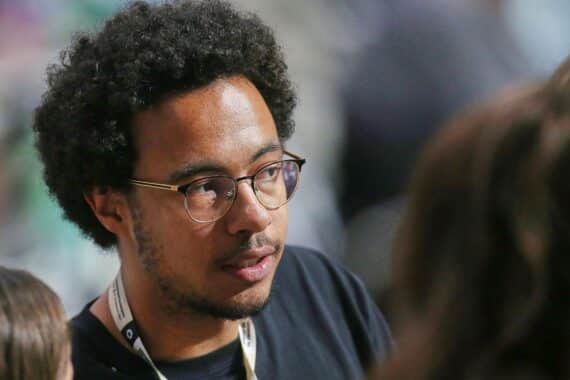 Luis Bobga (Grüne Jugend, Archivfoto) in Berlin, mit Kommentar zu Mieten, Nahverkehr und Wehrpflicht.