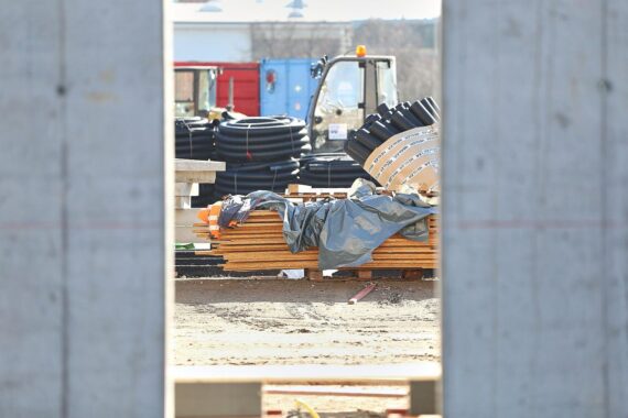 Baustelle mit Rohbauten, Baugerüsten und Kränen als Symbol für einfacheres und kostengünstigeres Bauen.