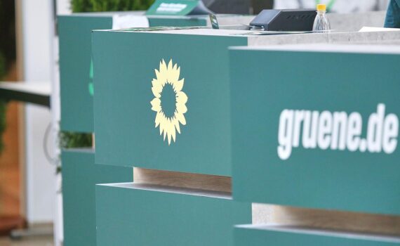 Grünen-Logo als Symbol für die Forderung nach neuen Nahostverhandlungen und einer Zweistaatenlösung.