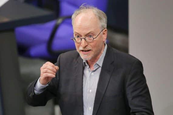Matthias Gastel fordert Kritik an Bilger/Bahn-Konzept: zu wenig Investitionen für pünktlichere, sanierte Bahnstrecken.