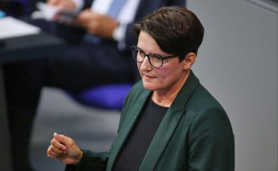 Irene Mihalic im Archivfoto, vor dem Hintergrund einer Grünen-Kritik an der CDU im Landtag Sachsen-Anhalt.
