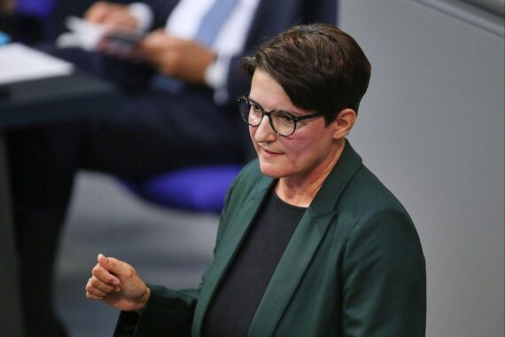 Irene Mihalic im Archivfoto, vor dem Hintergrund einer Grünen-Kritik an der CDU im Landtag Sachsen-Anhalt.