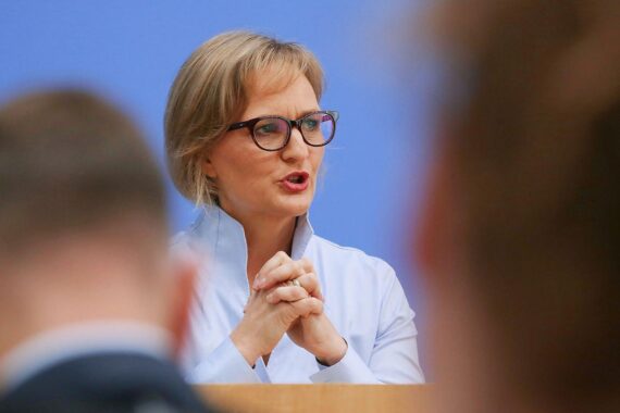 Franziska Brantner, am 8.10.2026 in Berlin, kritisiert Schröder wegen angeblicher Nähe zu Putin.