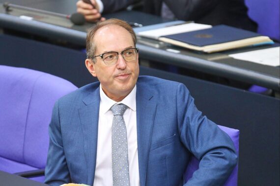 Alexander Dobrindt im Archivfoto; Grünen-Kritik an verschärften Deutsch-Tests für Ausländer.