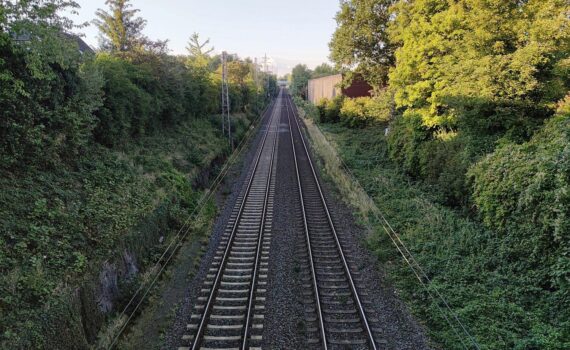 Zweigleisige Bahnstrecke (Archiv), steigende Trassenpreise im Regionalverkehr; Politiker fordern Lösung.
