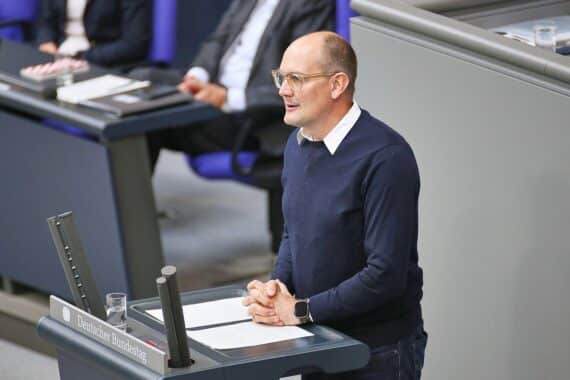 Janosch Dahmen (Grüne) kritisiert das Stabilitätsversprechen der GKV für 2027.