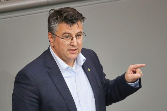 Porträt des Grünen-Außenpolitikers Boris Mijatović, der stärkere europäische Unterstützung für Serbien fordert.