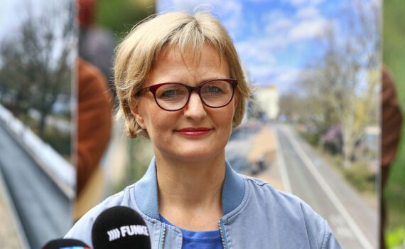 Franziska Brantner trägt Deutschland- und Europaflagge stolz am Revers.