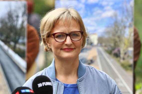 Franziska Brantner trägt Deutschland- und Europaflagge stolz am Revers.