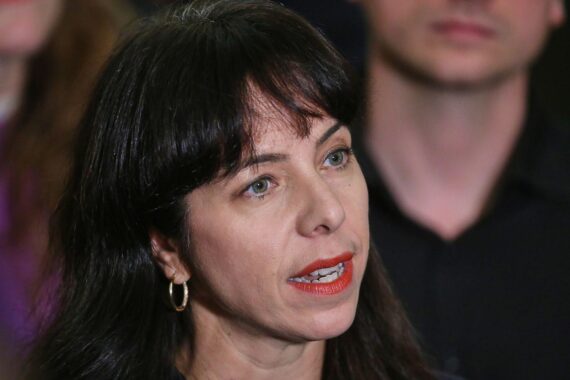 Elif Eralp, Berliner Spitzenkandidatin der Linken, bei einem öffentlichen Auftritt.