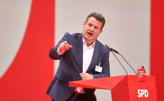 Hubertus Heil (SPD) im Archiv, blickt nachdenklich; politische Diskussion um SPD-Vorsitz.