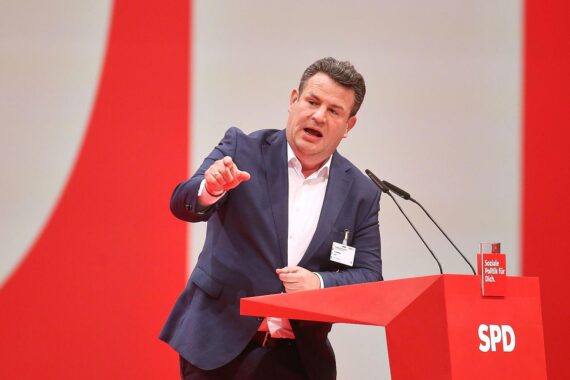 Hubertus Heil (SPD) im Archiv, blickt nachdenklich; politische Diskussion um SPD-Vorsitz.
