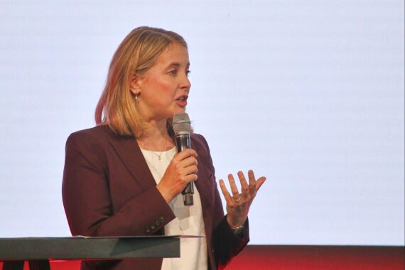 Verena Hubertz vor Berliner Kulisse, im Kontext des Förderprogramms „Gewerbe zu Wohnen“.