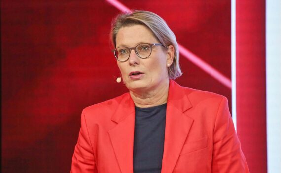 Stefanie Hubig kritisiert US-Sanktionen gegen den Internationalen Strafgerichtshof (IStGH) und verteidigt Völkerstrafrecht.