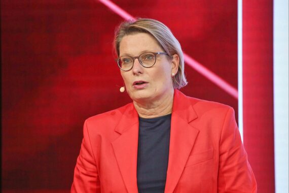 Stefanie Hubig kritisiert US-Sanktionen gegen den Internationalen Strafgerichtshof (IStGH) und verteidigt Völkerstrafrecht.
