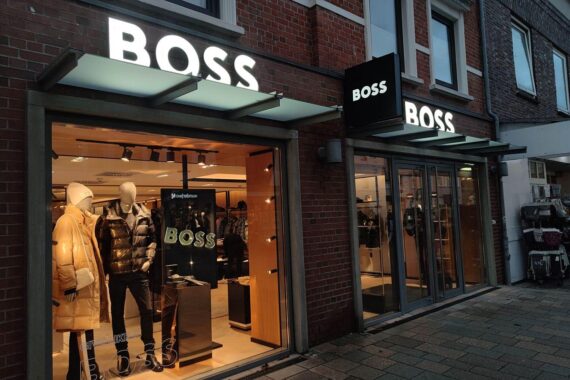 Daniel Grieder neben Hugo-Boss-Logo, mit Hinweis auf Investoren/Strategie und Umsatzrückgang (Archivfoto).