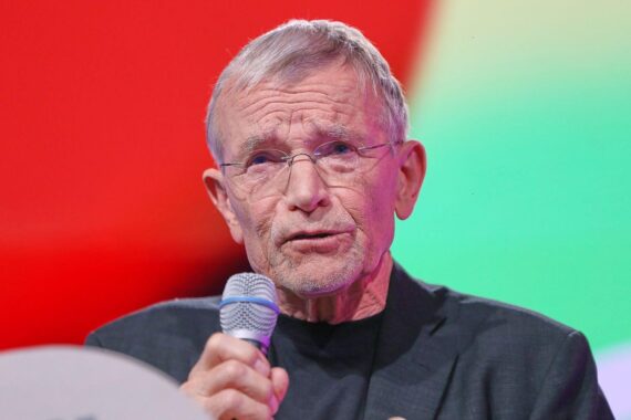 Porträt des Jugendforschers Klaus Hurrelmann, der vor einer pauschalen Stigmatisierung jugendlicher Demonstranten warnt.