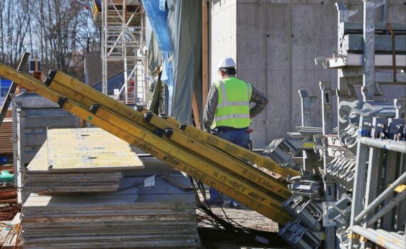 Bauarbeiter auf einer Baustelle als Symbol für die zurückhaltende Beschäftigungsplanung deutscher Unternehmen.