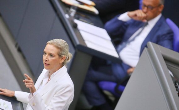 Alice Weidel und Friedrich Merz im Archivfoto; Umfragewerte zur Bundestagswahl und Regierung im Artikel.