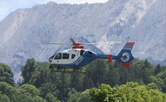 Polizeihubschrauber nahe Schloss Elmau: abgesagtes Elmau Strategy Summit wegen Ausschreitungen in Frankreich und Italien.